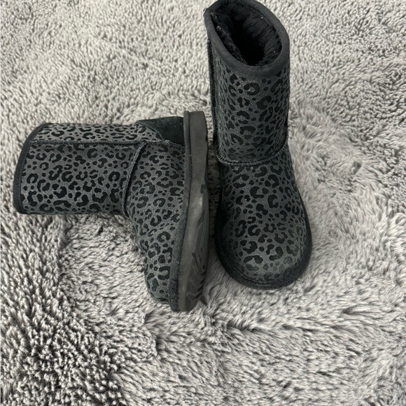 UGG Boots - Picture 7 of 7